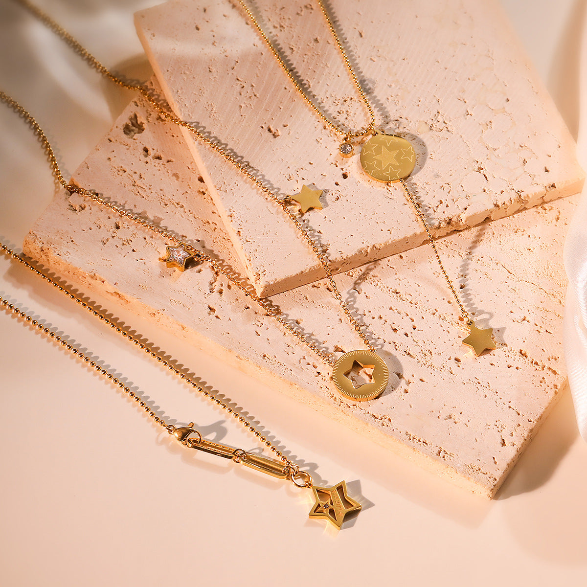 Collana con ciondolo a stella a cinque punte minimalista da donna in acciaio al titanio con placcatura in oro vero