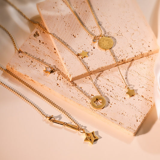 Collar con colgante de estrella de cinco puntas minimalista para mujer en acero de titanio con chapado de oro real