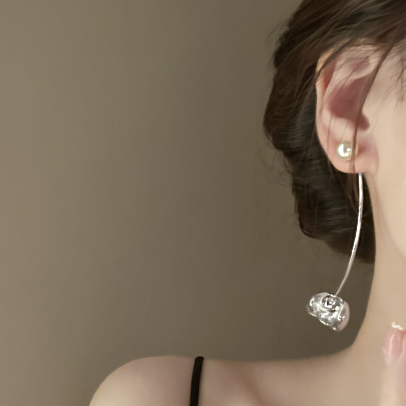 Orecchini a perno da donna minimalisti con perle, motivi floreali e geometrici, e perni in acciaio placcato