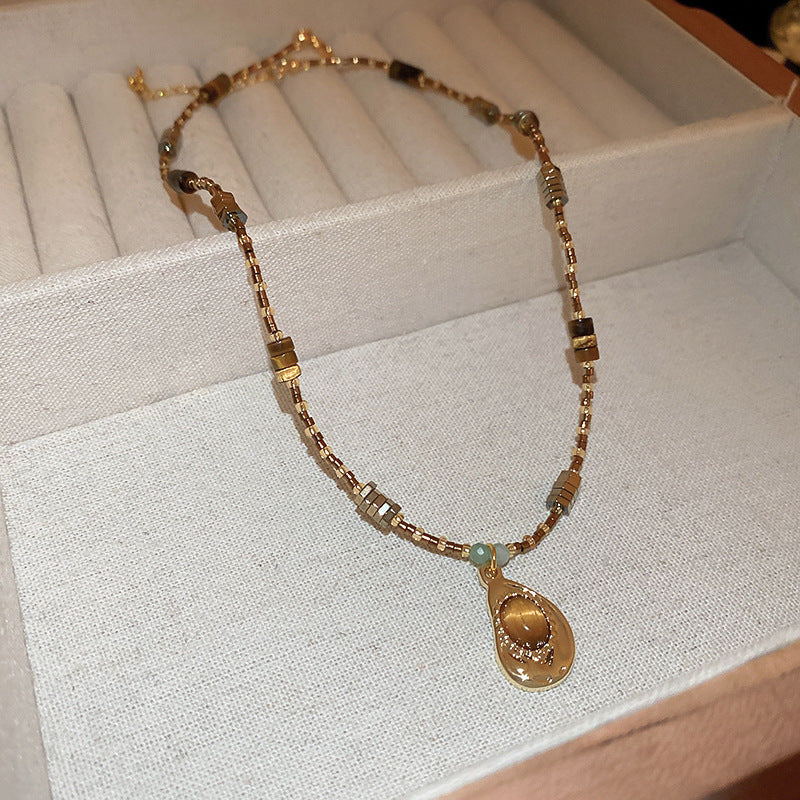 Collana Sweet Dopamine con perle barocche in lega di zinco con finitura placcata e ciondolo geometrico, delicata catena a clavicola da donna