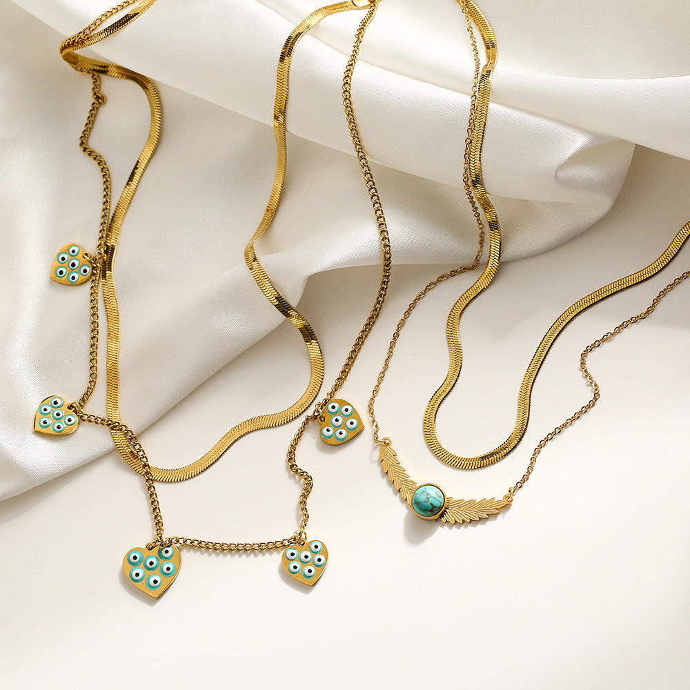 Collana da donna a doppio strato con catena alla clavicola in acciaio al titanio e ciondolo a forma di occhio geometrico smaltato minimalista