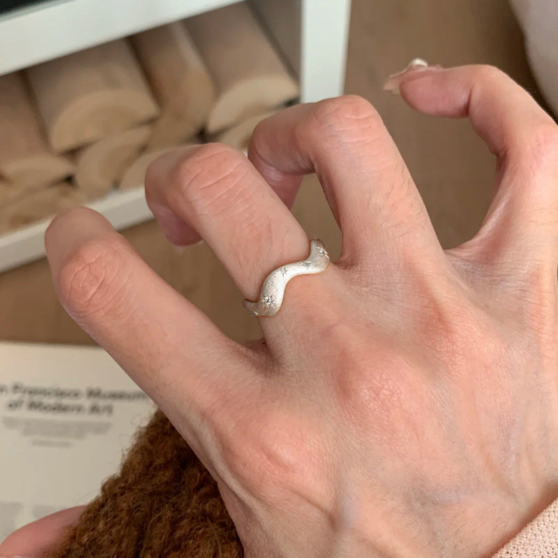Anello da donna aperto a rombo a forma di fiore di iris in rame con intarsio di zirconi, ispirato al vintage