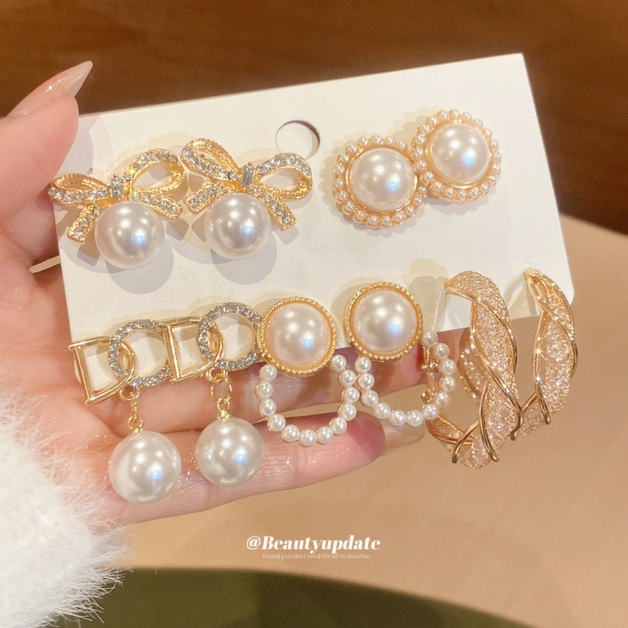 Eleganti orecchini a perno con fiocco vintage e perle, con accenti di strass in acciaio placcato per donne