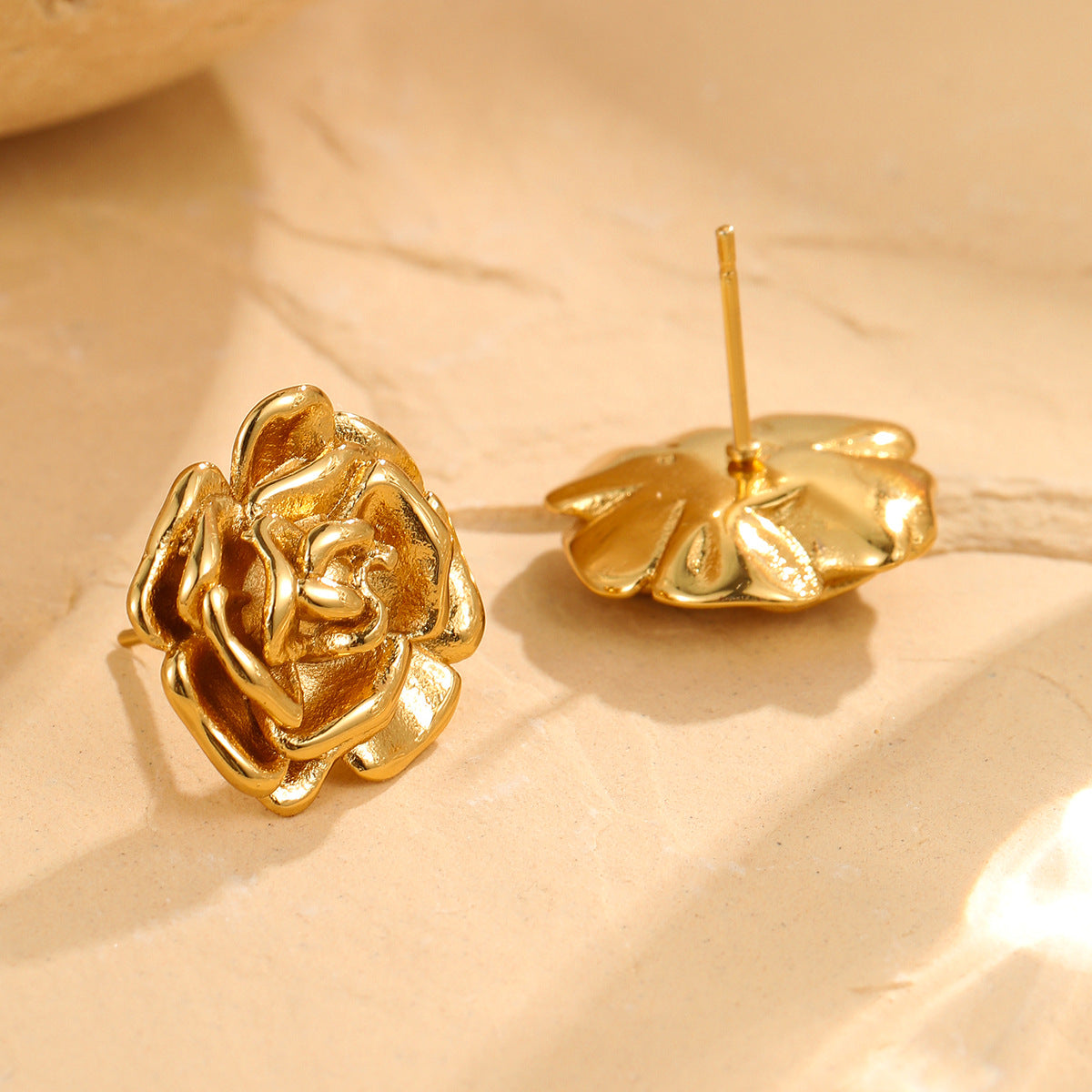 Orecchini a perno da donna in acciaio inossidabile con rosa stile francese vintage e placcatura in oro 18 carati