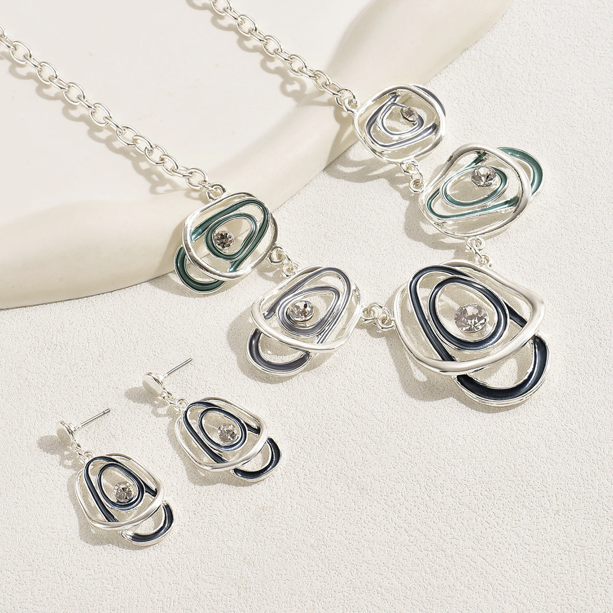 Set collana lunga e orecchini in stile hip-hop retrò da donna con finitura smaltata e intarsio di strass