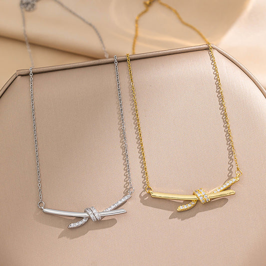 Collana con ciondolo a nodo geometrico minimalista da donna in acciaio al titanio con placcatura in oro e design a catena a O
