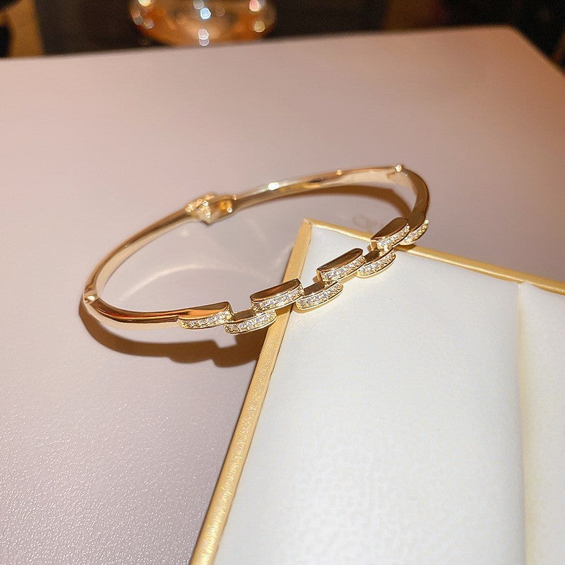 Pulsera tipo brazalete de aleación de cobre bañada en oro de lujo con incrustaciones de diamantes de imitación para mujer