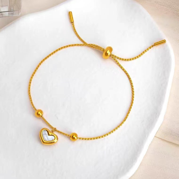 Collana con ciondolo a cuore geometrico minimalista con intarsio in madreperla, catena a serpente in acciaio al titanio placcato oro 18 carati regolabile