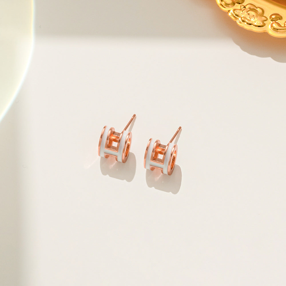 Orecchini a perno da donna in acciaio al titanio a forma di lettera H minimalista, con design geometrico e stile fresco e dolce