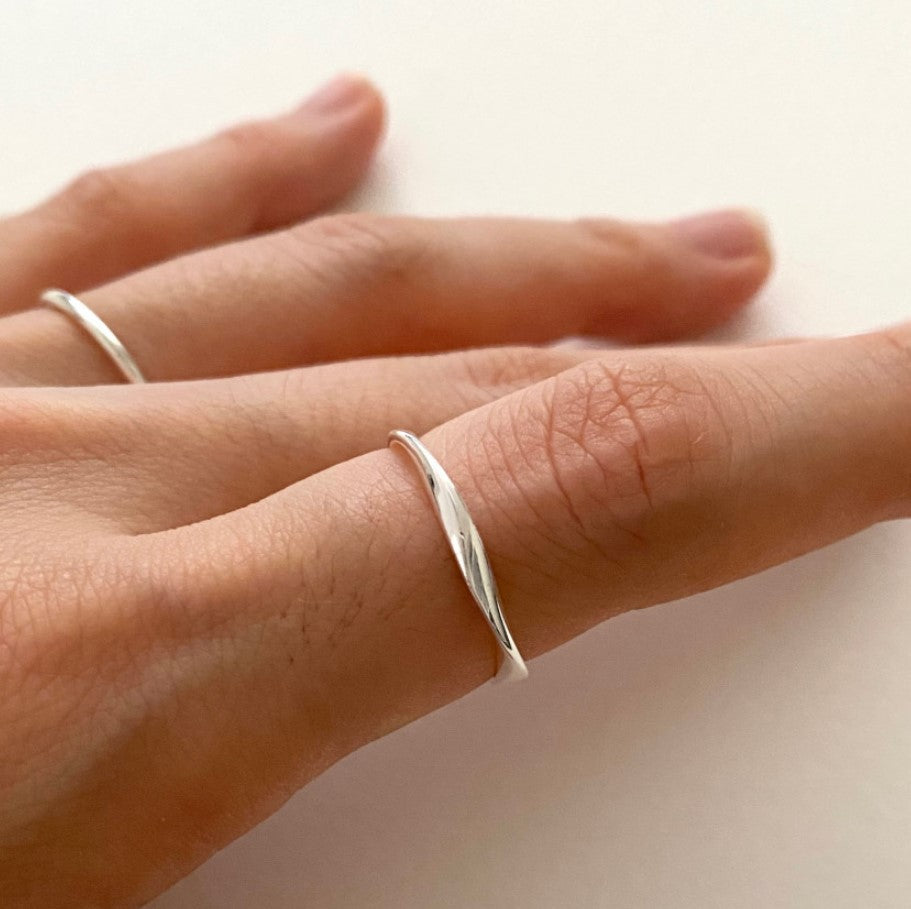 Anillo de Plata Esterlina S925 Geométrico Minimalista para Mujer con Banda Trenzada Lisa y Diseño de Líneas Limpias
