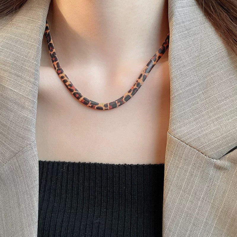 Collana girocollo a catena a serpente placcata in acciaio al titanio geometrica minimalista per donna con estetica di lusso ispirata alla melanina