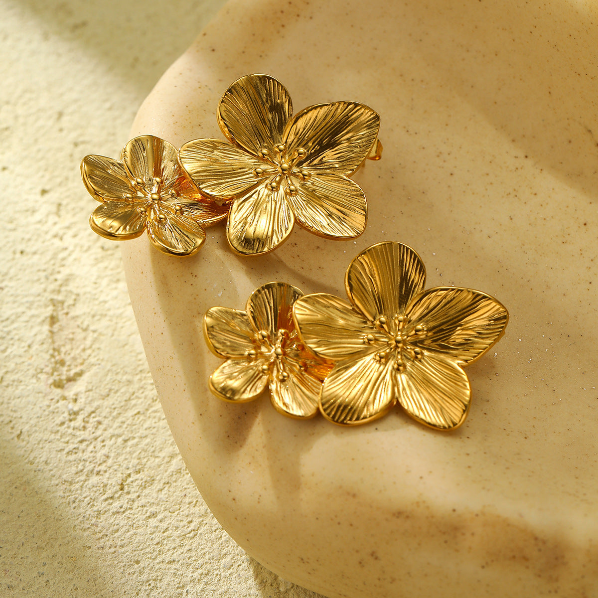 Pendientes colgantes de pétalos chapados en oro de acero inoxidable estilo palacio francés vintage para mujer