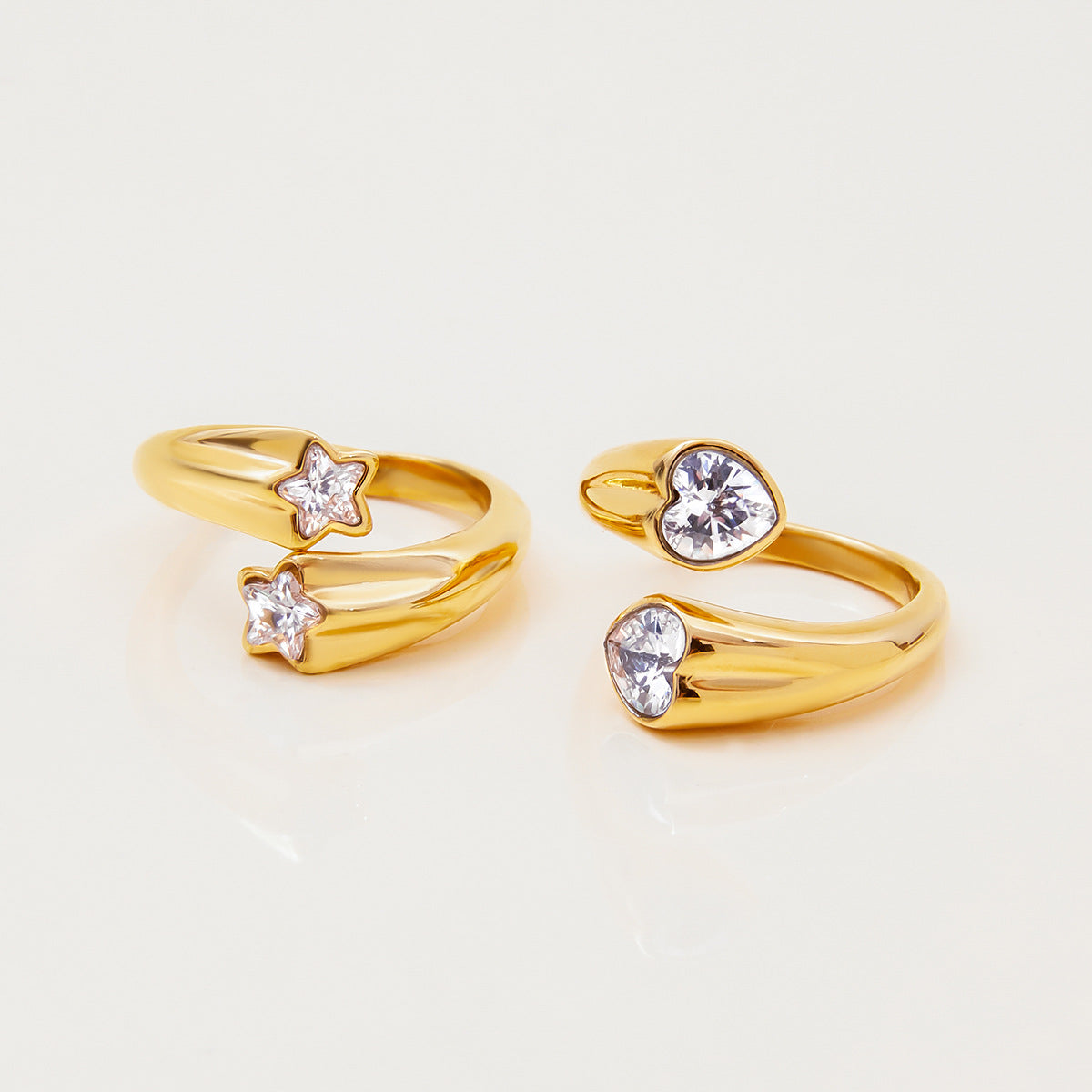 Anillo de acero inoxidable chapado en titanio con estrella geométrica para mujer con estética minimalista de lujo