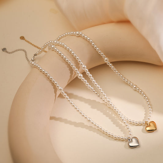 Collar de colgante minimalista con forma de corazón de acero inoxidable bañado en oro de 18 quilates con acento de perla para mujer