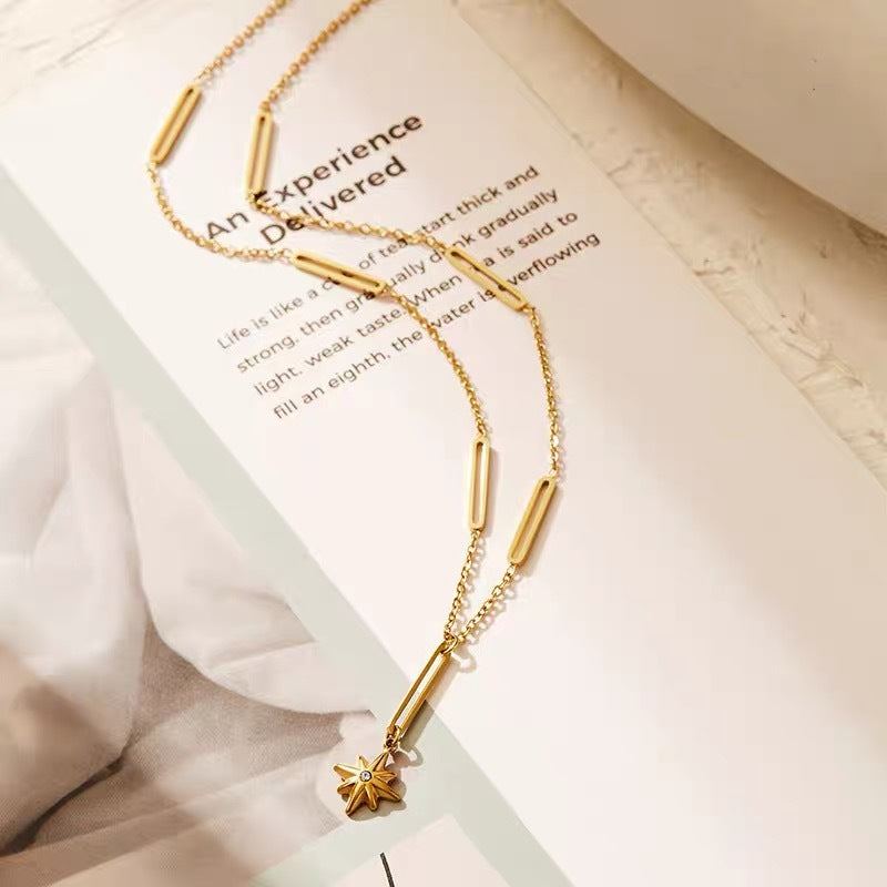 Collana con Pendente a Stella a Otto Punte Geometrica da Donna in Acciaio al Titanio Placcato Oro con Frange Lunghe