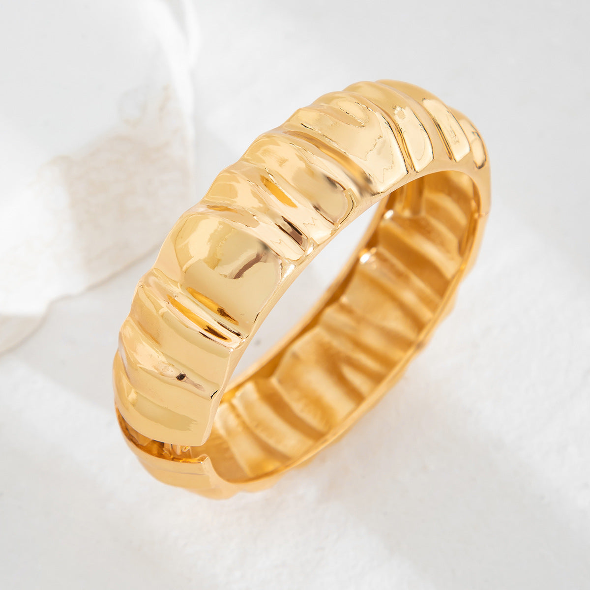 Bracciale Barocco con Perle Simulate da Donna in Lega Testurizzata Ondulata d'Ispirazione Vintage