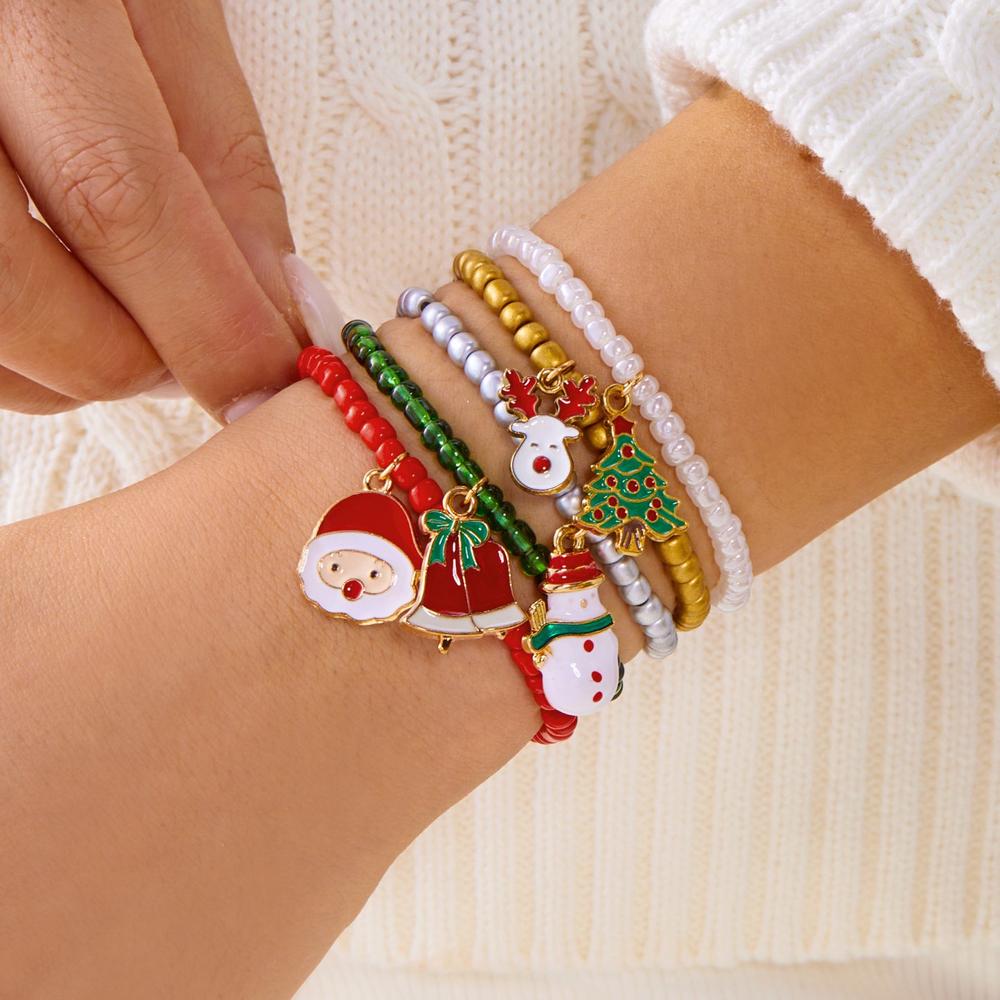 Set bracciale con ciondolo in lega a tema natalizio con charms di Babbo Natale, alci e pupazzi di neve e micro perle per stratificazione