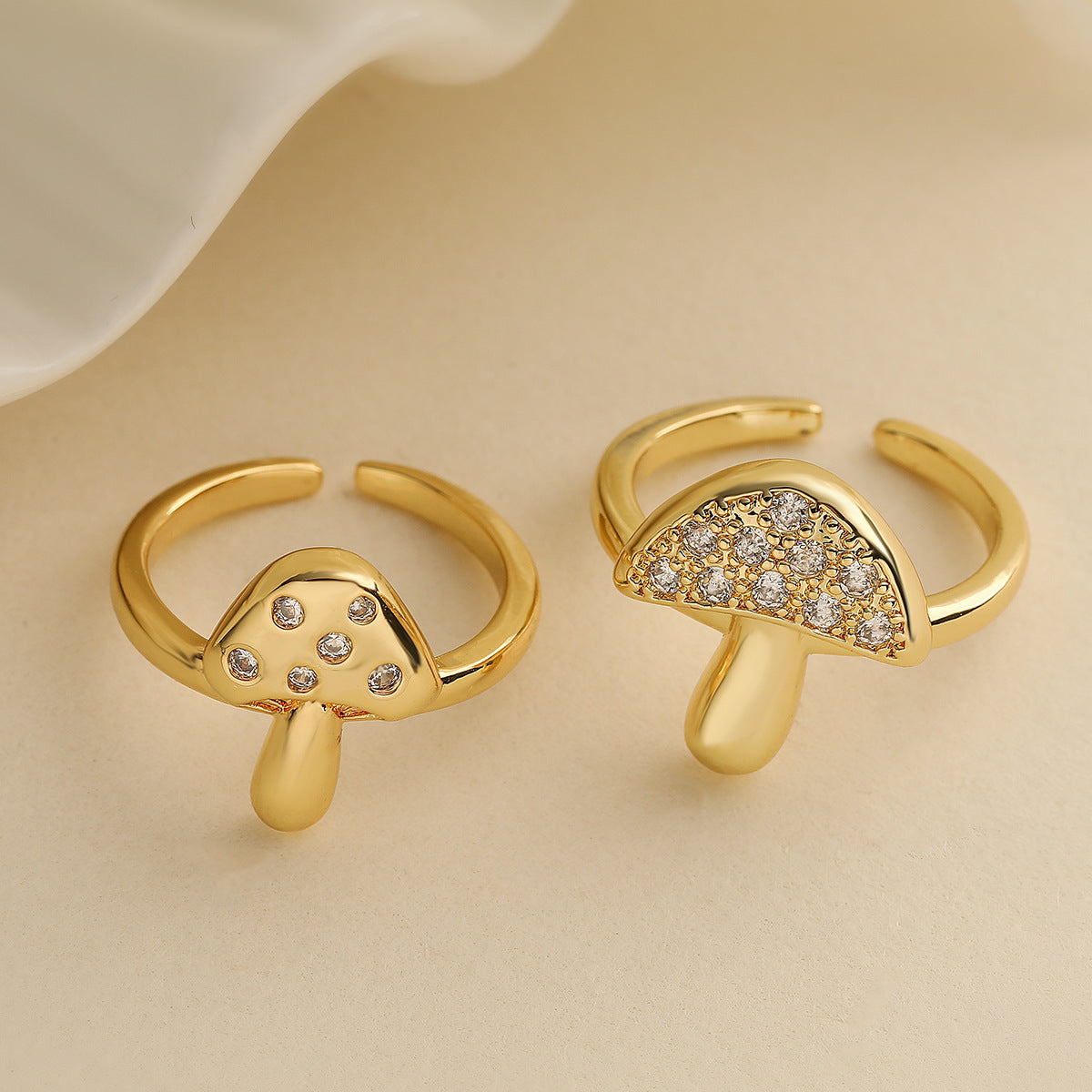 Anillo Minimalista Geométrico en Forma de Champiñón de Cobre con Baño de Oro de 18K y Circonita Microengastada para Mujer