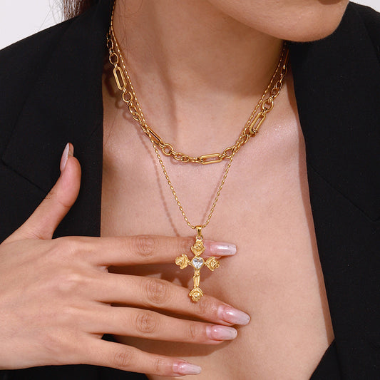 Collar con dije de cruz minimalista en acero de titanio con incrustaciones de diamantes de imitación en cadena de acero inoxidable galvanizado para mujer