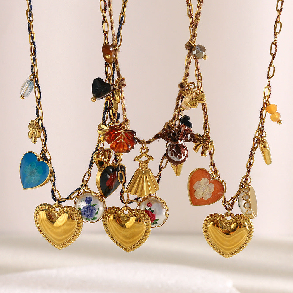 Elegante collana con ciondolo a cuore fatto a mano in acciaio inossidabile con placcatura in oro 18 carati, catena in corda di cotone e dettaglio floreale