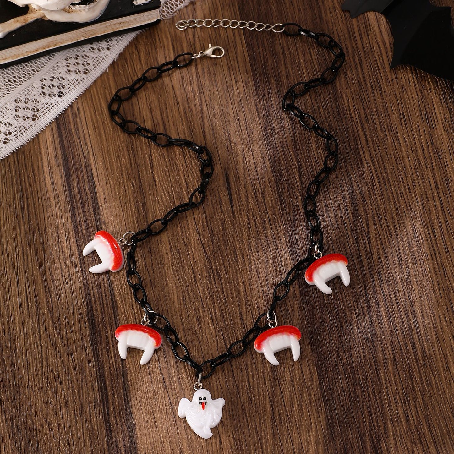 Collana in resina con fantasmino zucca a tema Halloween con finitura placcata, unisex