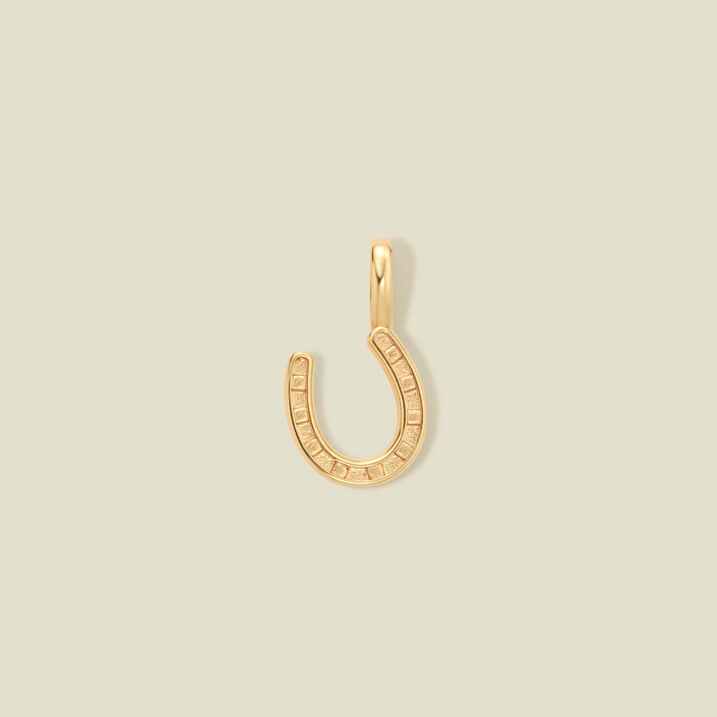 Ciondolo barretta minimalista con cuore geometrico placcato oro in ottone e strass