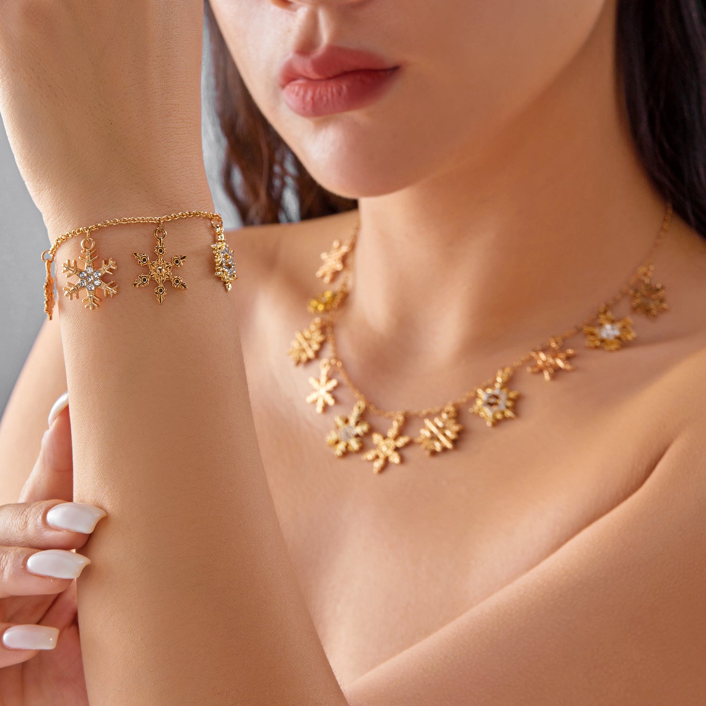 Dulce y Atrevido Set de Colgantes Navideños con Dijes de Copo de Nieve, Ciervo, Muñeco de Nieve y Árbol, Cadena Electrochapada de Aleación de Zinc, Joyería Unisex