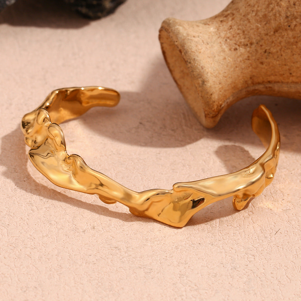 Bracciale da donna in acciaio inossidabile placcato oro 18 carati con trama martellata irregolare e ondulata