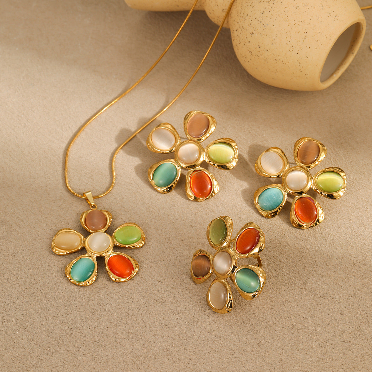 Orecchini a forma di fiore con texture martellata stile Instagram vintage in acciaio inossidabile con placcatura in oro 18 carati e dettagli in pietra occhio di gatto