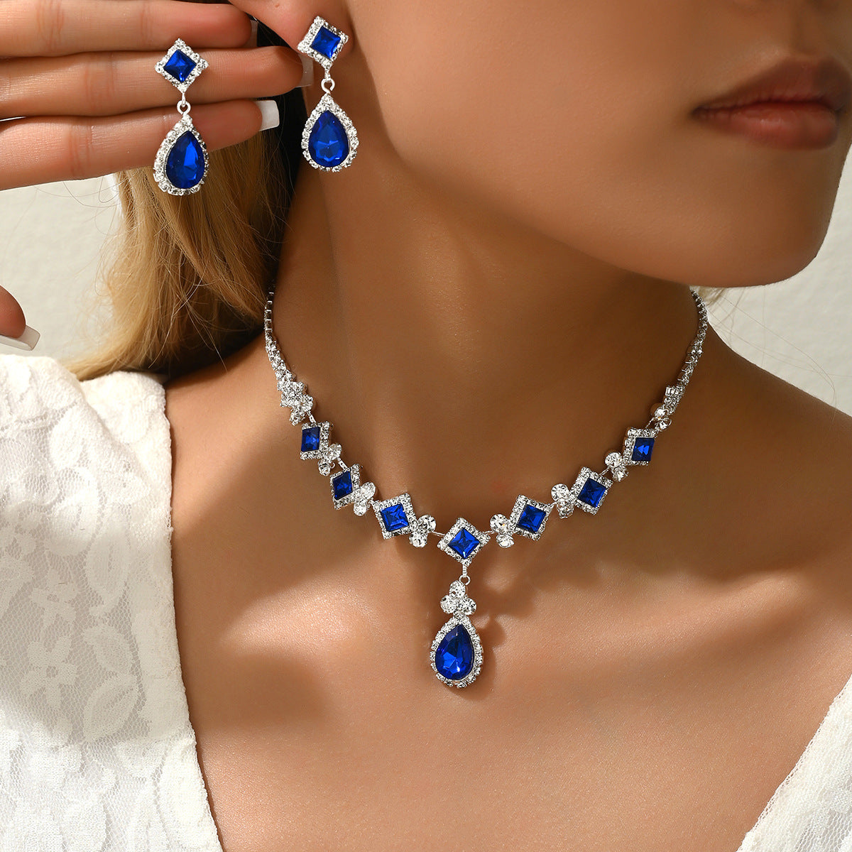 Set di collana e orecchini a goccia quadrata minimalista di lusso blu con strass da donna con design geometrico e intarsio di zirconi cubici