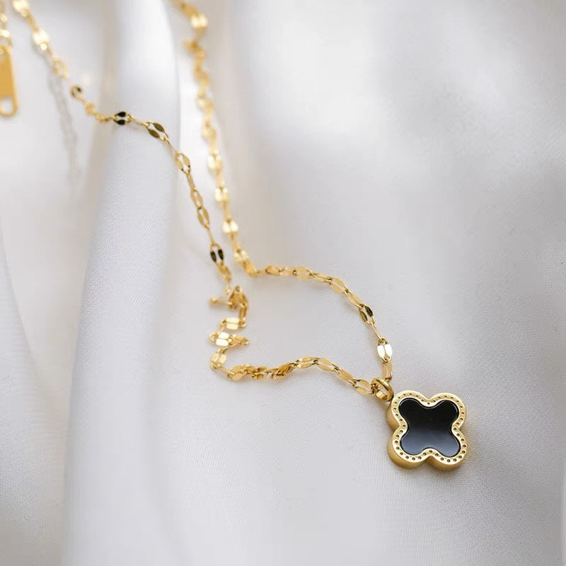 Collana da donna a ciondolo minimalista a quadrifoglio in acciaio al titanio con catena a croce