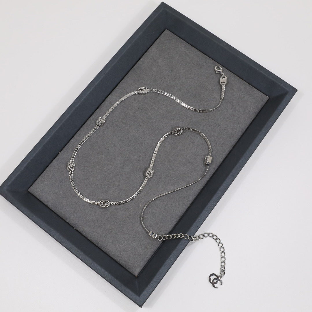 Collana da donna a catena serpente con lettere in ottone placcato oro di lusso