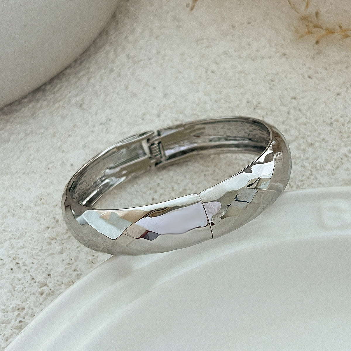 Pulsera exagerada de metal geométrico en espiral con acabado pulido y forma de lágrima irregular