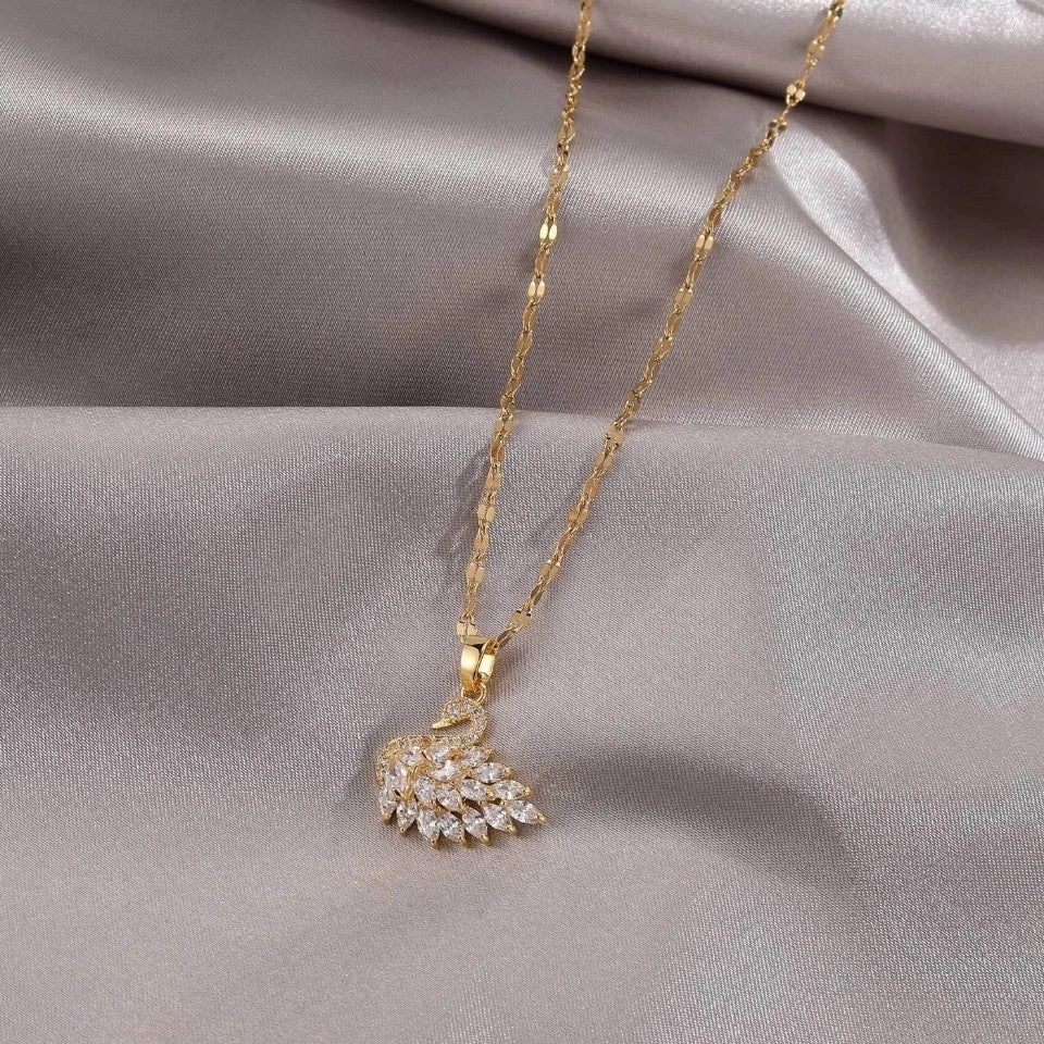 Collana clavicola placcata in acciaio al titanio con forma floreale irregolare dal design originale, con ciondolo a cigno in zircone per donna