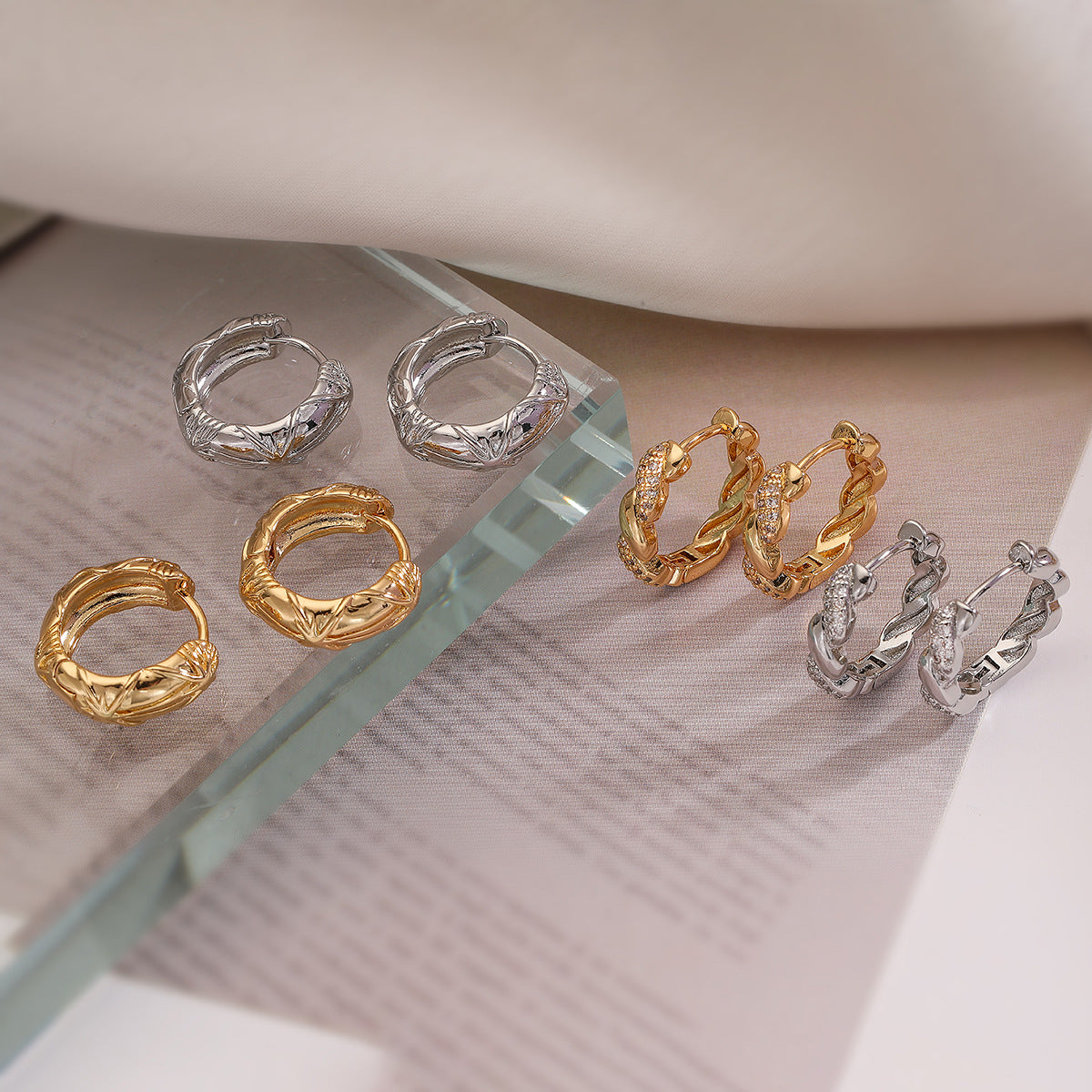 Orecchini geometrici minimalisti in rame placcati oro con zirconi per donna