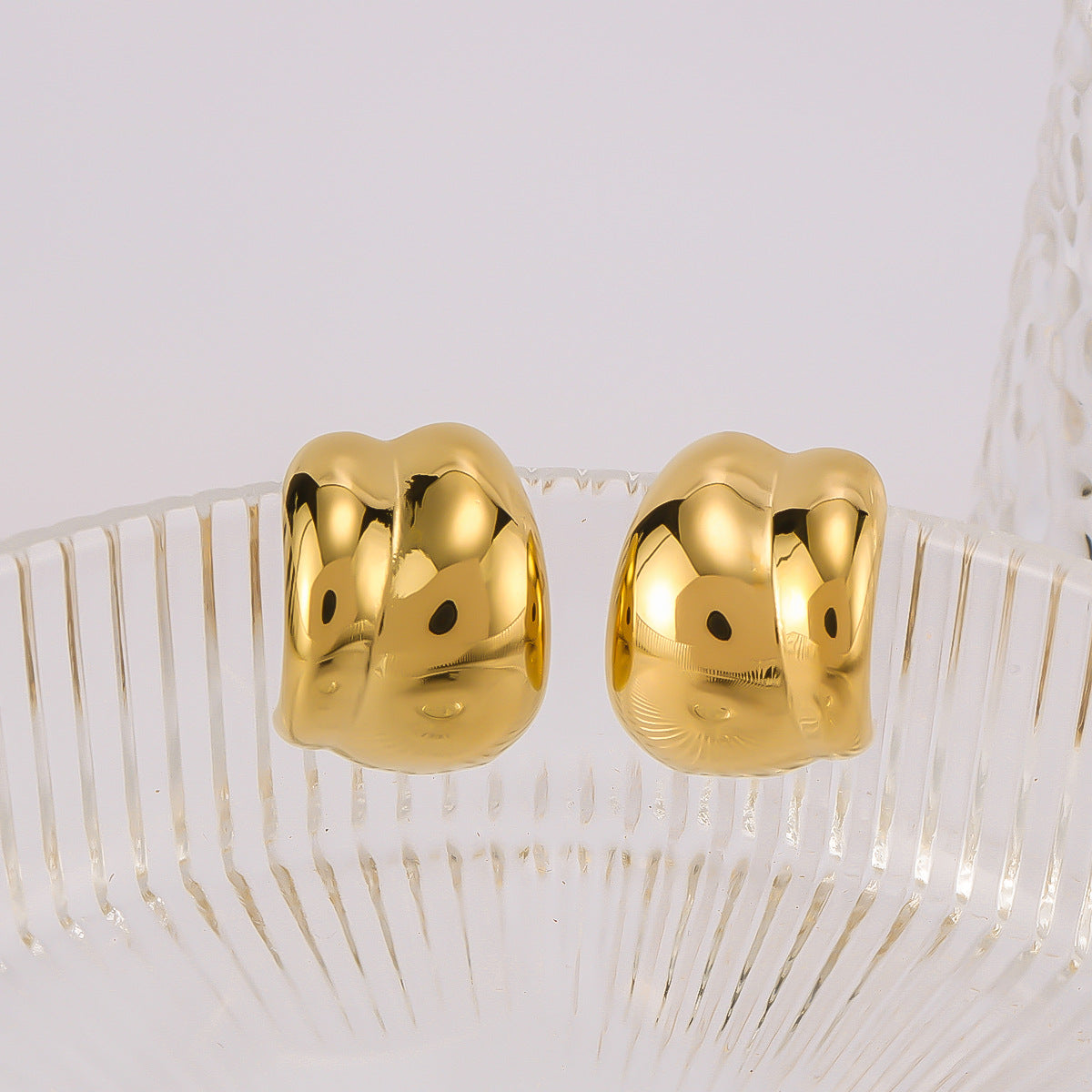 Orecchini a cerchio a C minimalisti geometrici in acciaio inossidabile con placcatura sottovuoto in oro 18 carati da donna