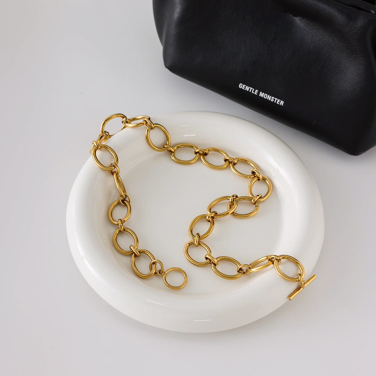 Collana da donna minimalista geometrica rotonda in acciaio al titanio con finitura placcata e catena a clavicola in acciaio inossidabile