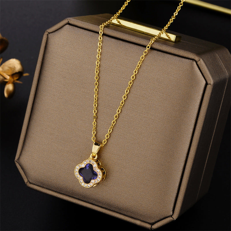 Collana con pendente a quadrifoglio minimalista in acciaio al titanio placcato