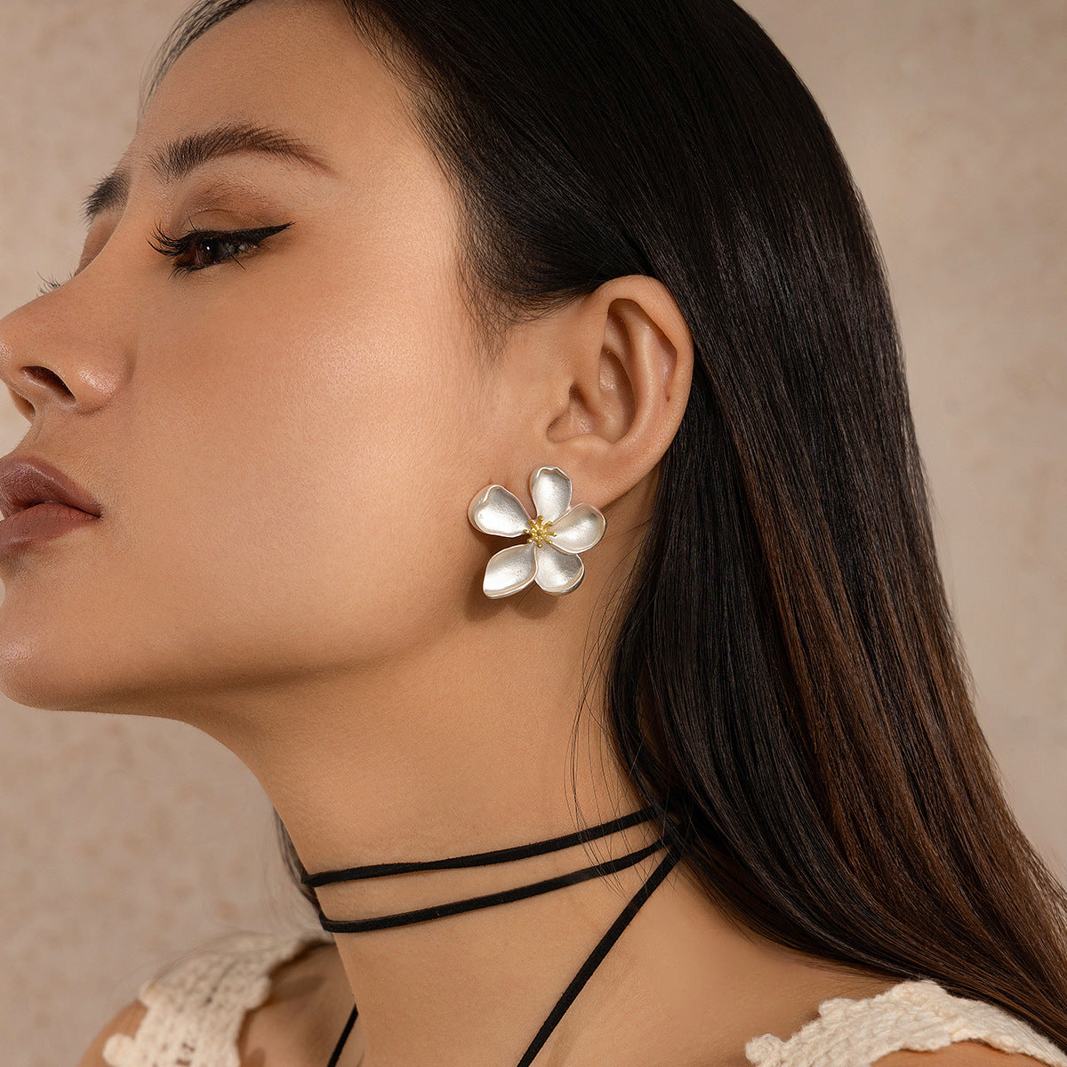 Pendientes de botón florales de hoja de ginkgo plateados, dulces y atrevidos, con detalles colgantes de perlas de imitación