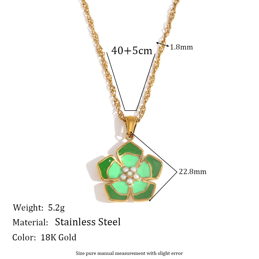 Collana da donna alla moda con ciondolo floreale e geometrico in acciaio inossidabile con placcatura in oro 18 carati e dettagli di petali smaltati