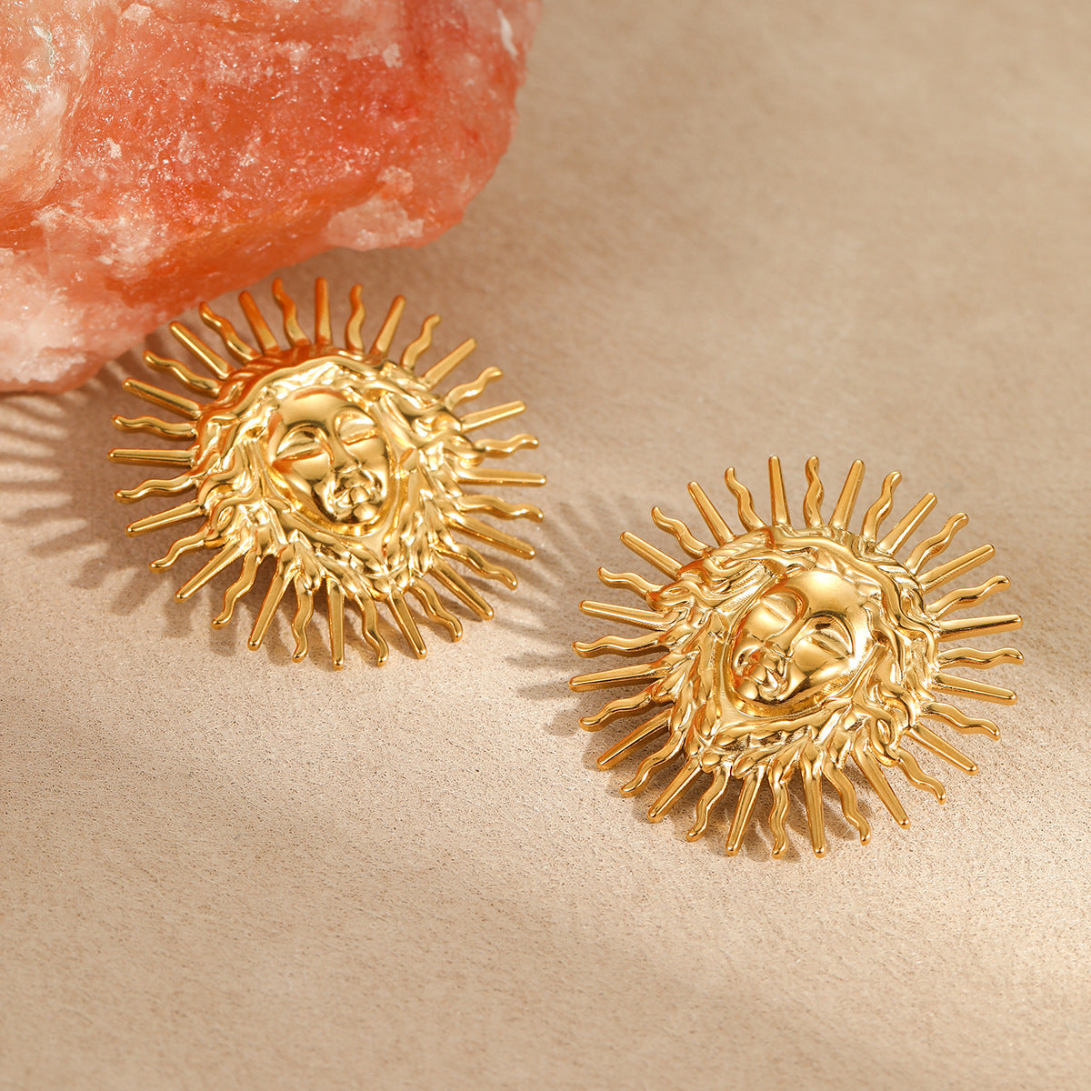 Pendientes de tuerca geométricos vintage Diosa del Sol en acero inoxidable con baño de oro para mujer