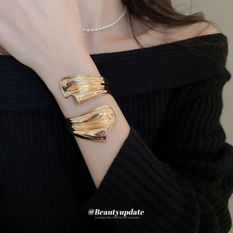 Bracciale rigido aperto arricciato irregolare in lega con finitura placcata da donna, polsino minimalista chic vintage