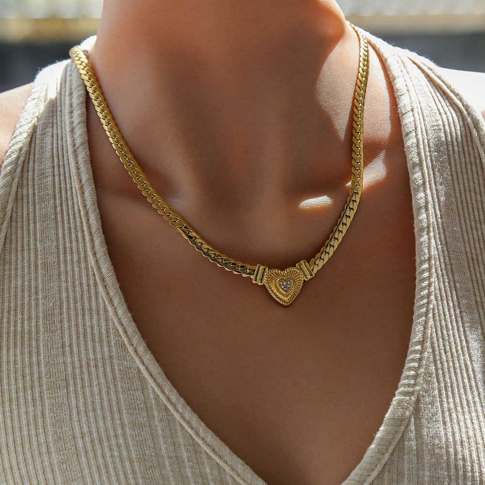 Collana con pendente a cuore minimalista in acciaio inossidabile con intarsio di strass e placcatura in oro da donna