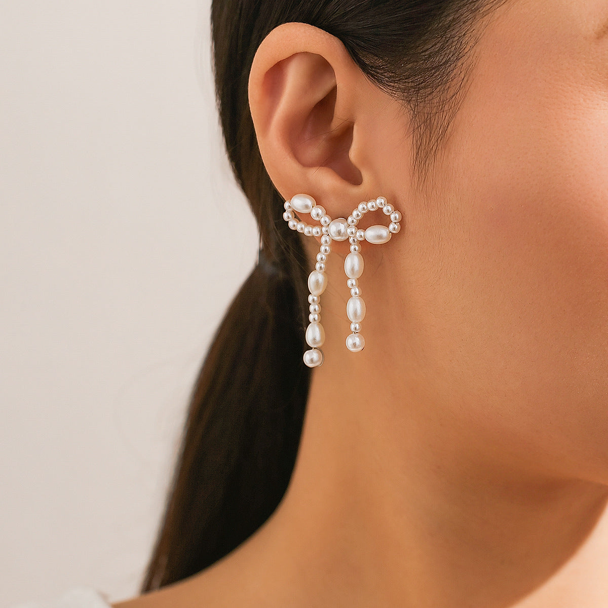 Orecchini a perno da donna a forma di fiocco minimalisti in metallo con finitura galvanizzata