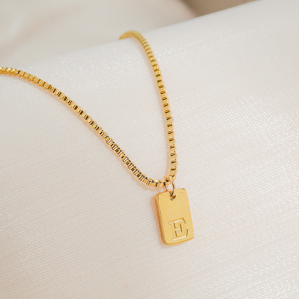 Collar con colgante de letra geométrica minimalista de acero inoxidable con baño de oro de 18 quilates para mujer