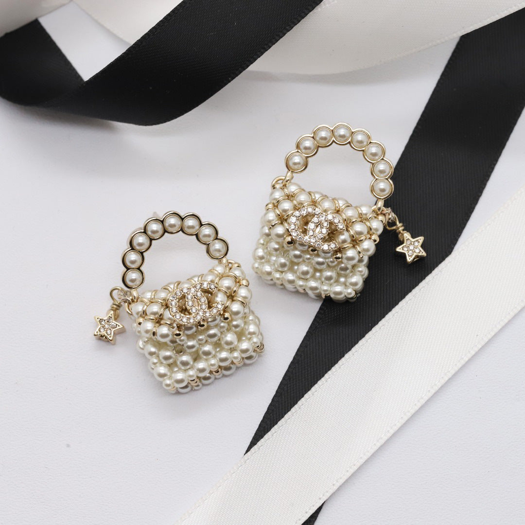 Elegante collana a catena con palline placcate in perle e lettere per donna