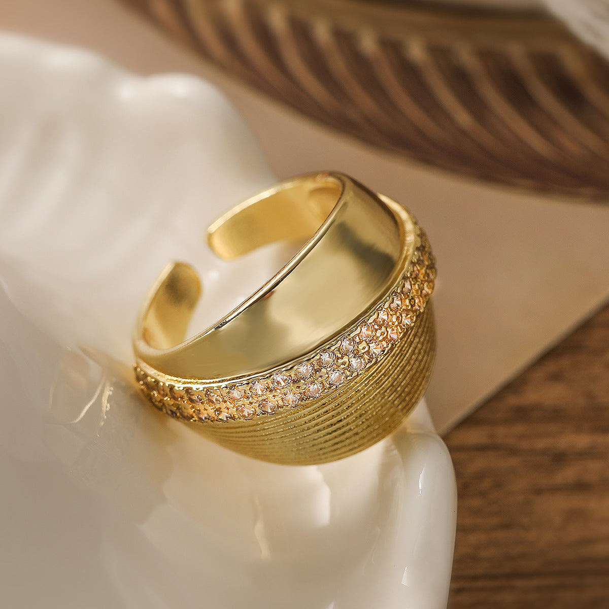 Anello aperto geometrico vintage da donna in ottone placcato oro 18 carati e zirconi micropavé