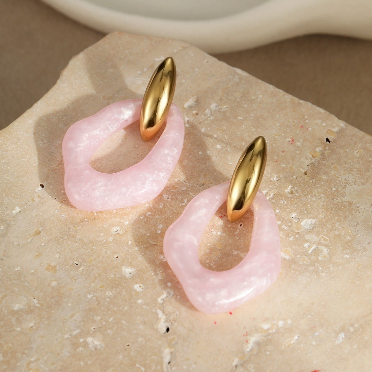Aretes Minimalistas Geométricos de Acero Inoxidable Bañados en Oro con Acentos de Resina Pastel para Mujer