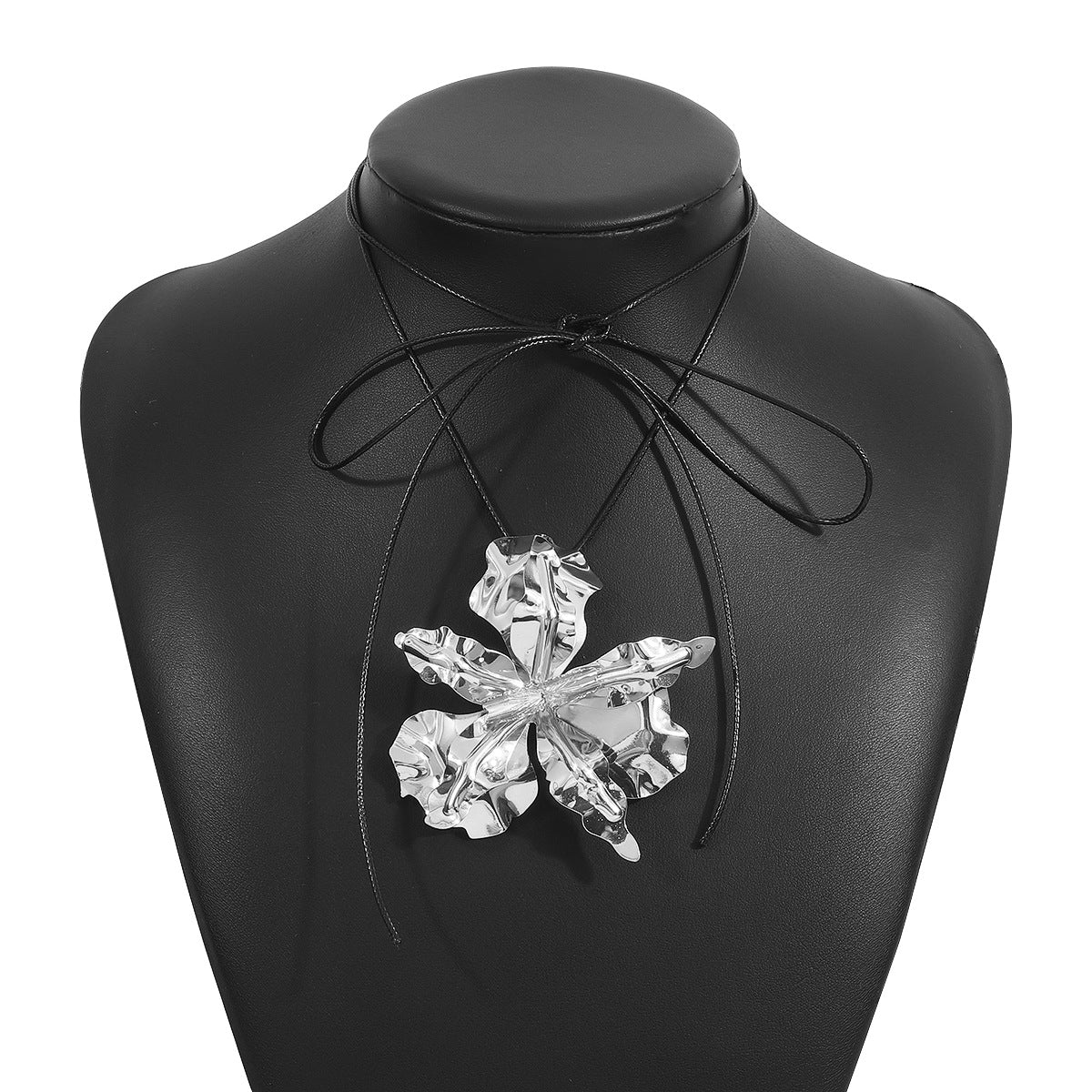 Collar con colgante de diseño floral de lujo con cordón de cera negro y hierro galvanizado para mujer