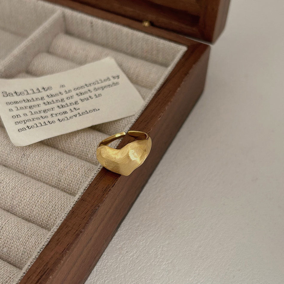 Anillo minimalista de plata de ley 925 con forma de corazón, acabado pulido y detalle de grano cuadrado biselado